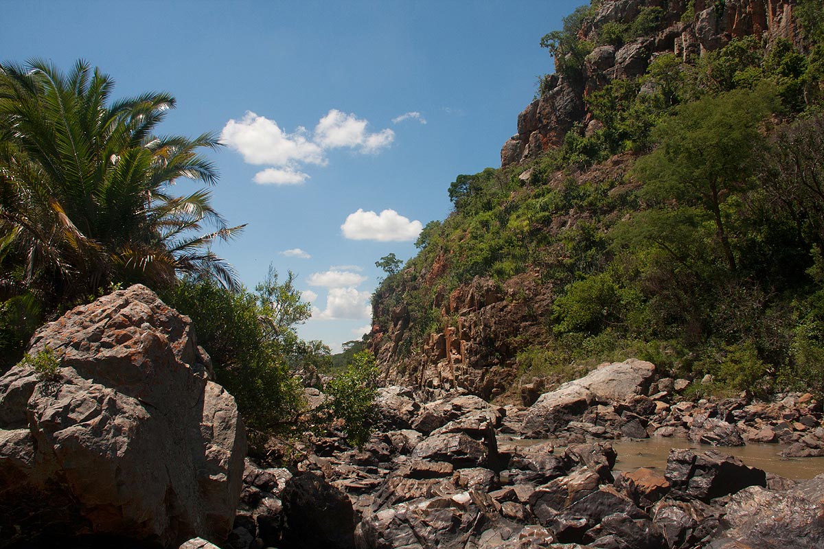 Large boulders and steep cliffs in the gorge 